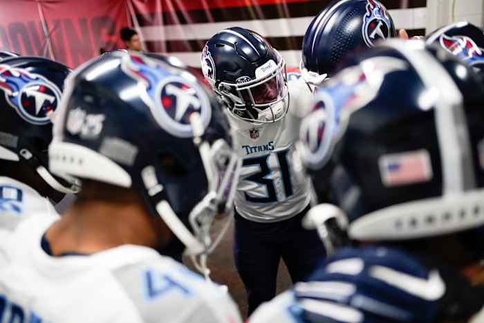 Tennessee Titans safety Kevin Byard (31) huddles with his teammates as they get ready to face the Cleveland Browns.